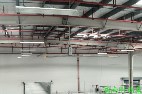 廠房降溫選擇工業(yè)大風(fēng)扇的優(yōu)勢(shì)